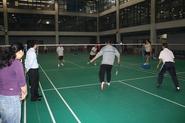 熊猫体育集团举行第一届羽毛球比赛
